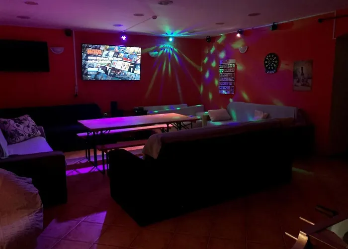 Whole Basement Former Pub3 For Bachelor / Bachelorette Party アパート